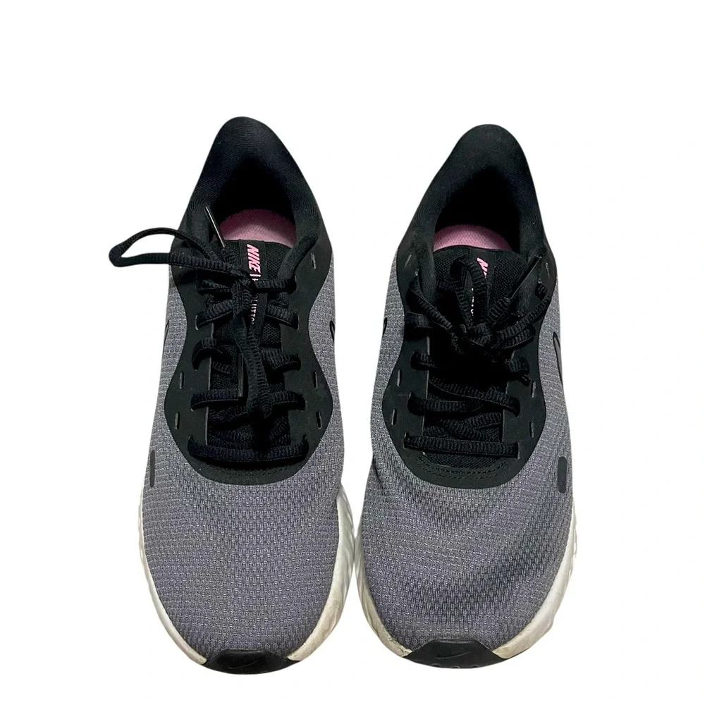 💜Nike Gray and Pink Athletic Shoes with Modern Design